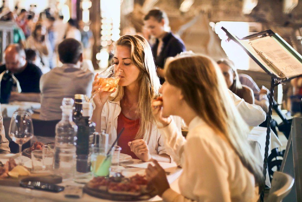 Experiencias culinarias únicas en restaurantes de especialidad en cruceros